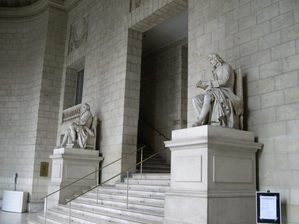  statue devant l'entrée de l'opéra Graslin